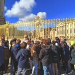 Au château de Versailles - Observation des symboles de la monarchie sur la grille